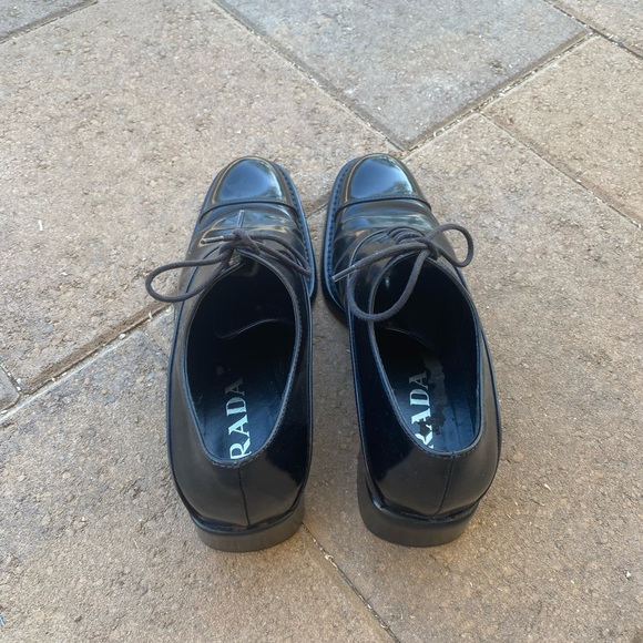 Calling all shoe lovers! Classic PRADA. Size 5 - Picture 4 of 4
